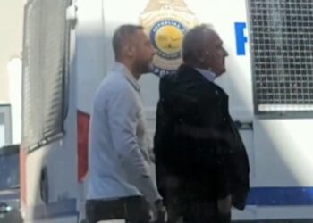 FOTO/ Ish-deputeti Mark Frroku me pranga në duar futet në “kafaz”