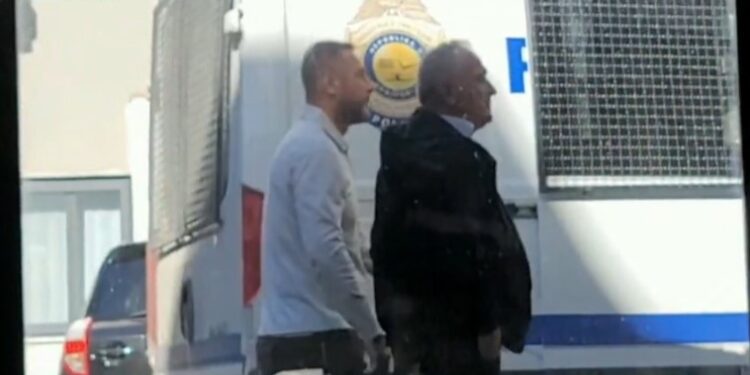 FOTO/ Ish-deputeti Mark Frroku me pranga në duar futet në “kafaz”