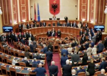 Çfarë po planifikojnë? Pas tensioneve në Kuvend, mbledhje urgjente e grupit parlamentar të PD