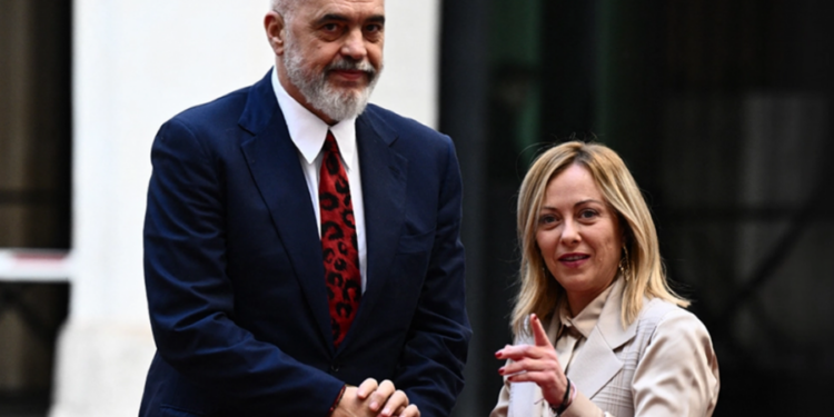 Ish-ministri i Ramës kundër marrëveshjes për refugjatët: Të rishqyrtohet për të parandaluar pasoja serioze