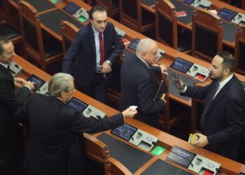 VIDEO/ Çfarë s’u pa në TV/ “Po çfarë lesh…çohu”! Berisha i jep facoleta Salianjit, Basha bojkot!