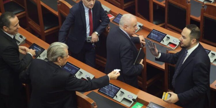 VIDEO/ Çfarë s’u pa në TV/ “Po çfarë lesh…çohu”! Berisha i jep facoleta Salianjit, Basha bojkot!