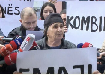 Protesta para SPAK, nënë Liza: Për të huajt shtrojnë tapetin e kuq, për shqiptarët tapetin e zi!