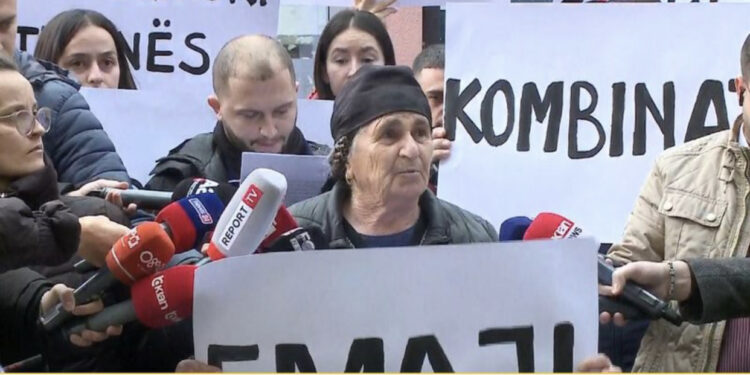 Protesta para SPAK, nënë Liza: Për të huajt shtrojnë tapetin e kuq, për shqiptarët tapetin e zi!
