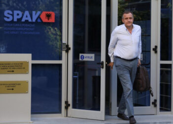 FOTO/ Ilir Beqaj paraqitet në SPAK, parkon gabim dhe policia e gjobit