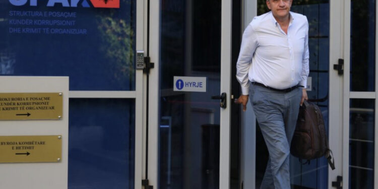 FOTO/ Ilir Beqaj paraqitet në SPAK, parkon gabim dhe policia e gjobit