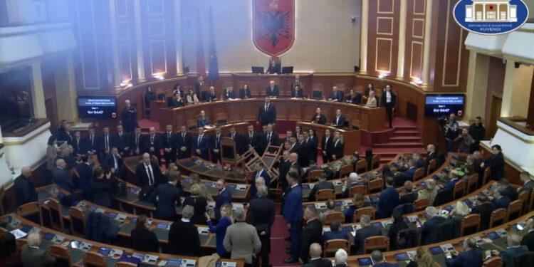 Zyrtare/ Parlamenti voton arrestimin e Berishës