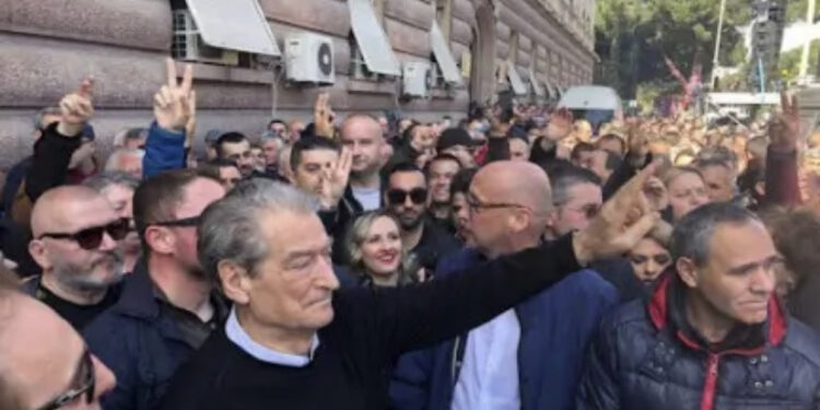 Krisje me Bardhin? Berisha: Tani do të derdhemi në sheshe dhe rrugë në protesta