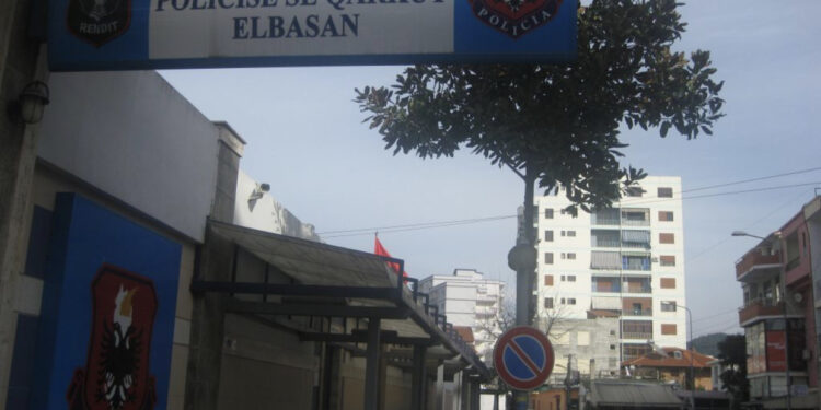 Elbasan/ Xhaxhai kapet me armë zjarri, ndërsa nipi shpërndante kanabis në formë çokollate
