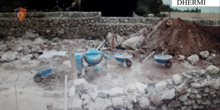 Po ndërtonte pa leje në bregdet, arrestohet nga policia e Himarës 56-vjeçari