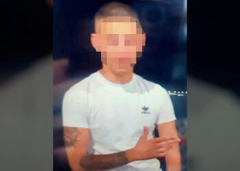 E rëndë në Greqi, 18 vjeçari vret me gërshërë vëllain e vogël pas një sherri për rrobat