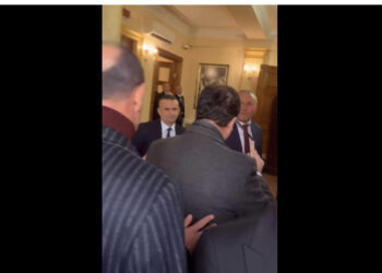 LIVE-Garda “zhvesh” demokratët, deputeti: Nuk kemi armë! Hapuni të futen gratë