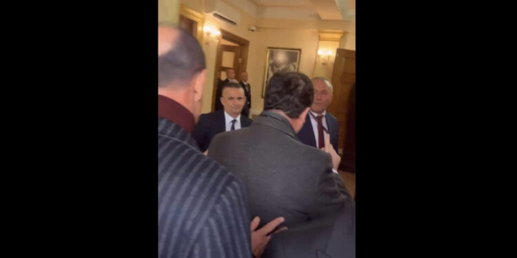 LIVE-Garda “zhvesh” demokratët, deputeti: Nuk kemi armë! Hapuni të futen gratë