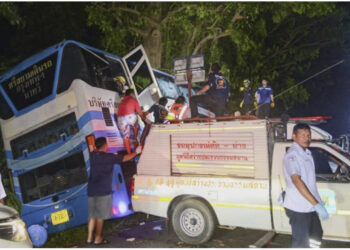 Katërmbëdhjetë persona kanë vdekur në Tajlandë pasi një autobus dykatësh doli nga rruga dhe u përplas me një pemë.