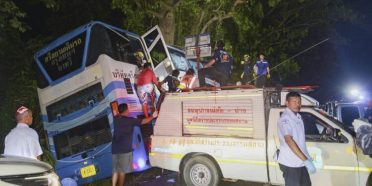 Katërmbëdhjetë persona kanë vdekur në Tajlandë pasi një autobus dykatësh doli nga rruga dhe u përplas me një pemë.