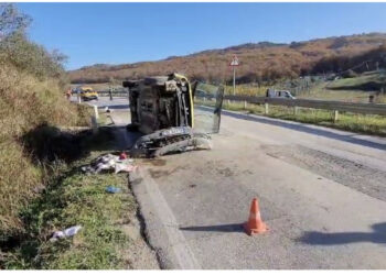 Aksident në Fier/ Makina përmbyset në rrugë, drejtuesi përfundon në spital