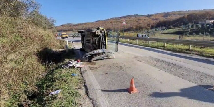 Aksident në Fier/ Makina përmbyset në rrugë, drejtuesi përfundon në spital