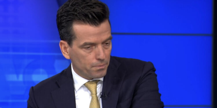 Agron Shehaj vjen nga Amerika me një parti të re