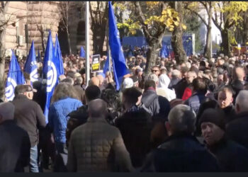 LIVE-SPAK-u brenda, Berisha mes protestuesve para Kryesisë së Kuvendit