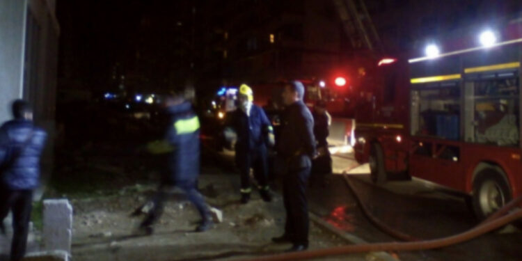 Shkrumbohet nga flakët banesa në Fier, shpëton i moshuari