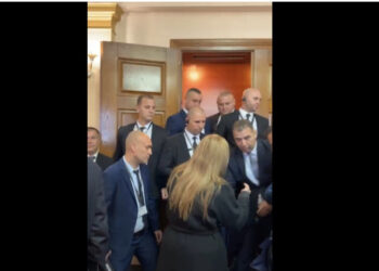 LIVE-Rikthehet Kuvendi, opozita përplaset me Gardën: Hape derën, ke flakadanë në xhep