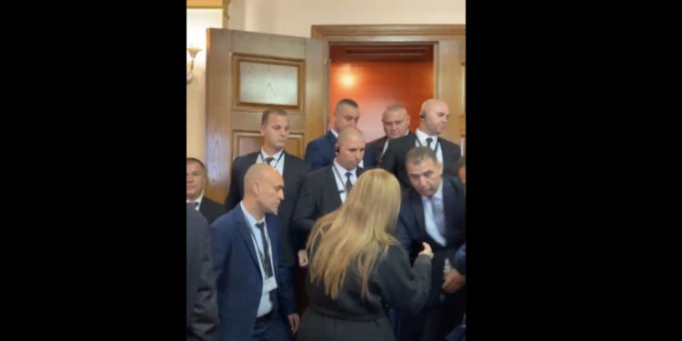 LIVE-Rikthehet Kuvendi, opozita përplaset me Gardën: Hape derën, ke flakadanë në xhep