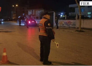 “Benzi” përplaset me mjetin bujqësor në në aksin rrugor “Levan-Tepelenë”, një prej drejtuesve përfundon në spital me dëmtime