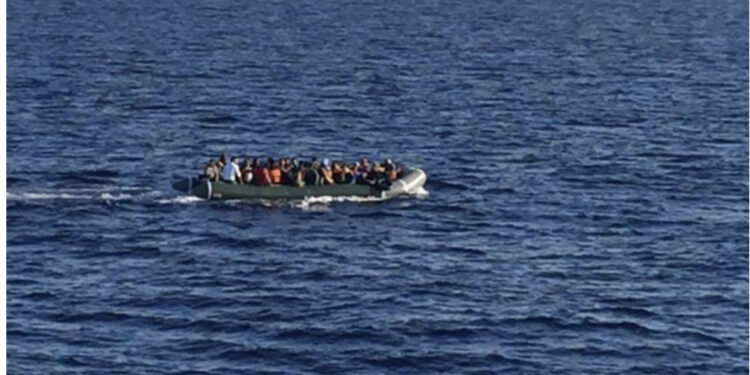 Tragjedi në ujërat e Francës, përmbyset anija me emigrantë, të paktën 1 viktimë