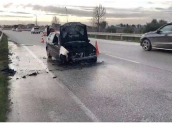 Makina përfshihet nga flakët sapo del nga servisi, shpëtojnë mrekullisht babë e bir