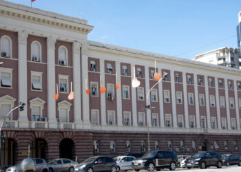 Lirohet nga detyra prefekti i Fierit, Lefter Shehaj. Ja kush emërohet në vendin e tij