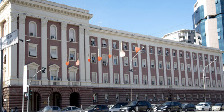 Lirohet nga detyra prefekti i Fierit, Lefter Shehaj. Ja kush emërohet në vendin e tij