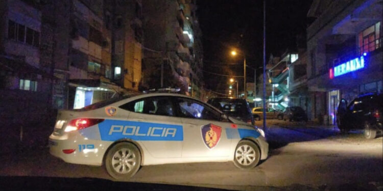 3 grabitës me armë, shkëmbim zjarri mes tyre dhe policisë, çfarë ndodhi
