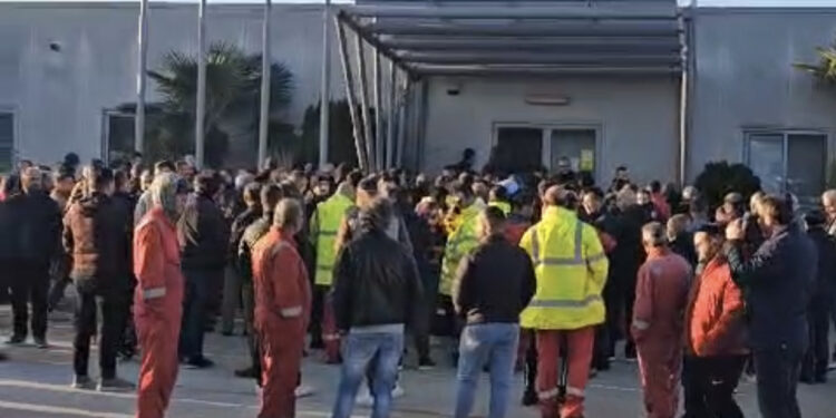 Plas në Marinzë/ Puntorët e naftës ngrihen në protestë kundër Bankers: Na rrisni pagat, po na shfrytëzoni