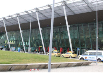 Në kërkim ndërkombëtar për drogë dhe mashtrim, pranga dy të huajve në Rinas