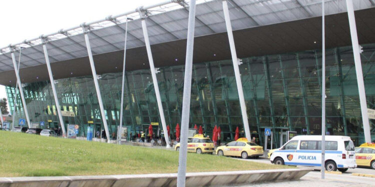 Në kërkim ndërkombëtar për drogë dhe mashtrim, pranga dy të huajve në Rinas