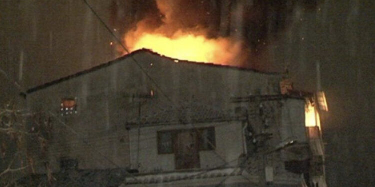 E rëndë në Lushnje, digjet banesa, humb jetën i moshuari