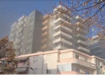 FOTO/ Dalin pamjet, vjen njoftimi i policisë, qendra tregtare në “kthetrat” e zjarrit