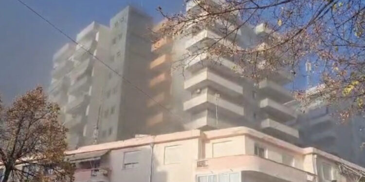 FOTO/ Dalin pamjet, vjen njoftimi i policisë, qendra tregtare në “kthetrat” e zjarrit