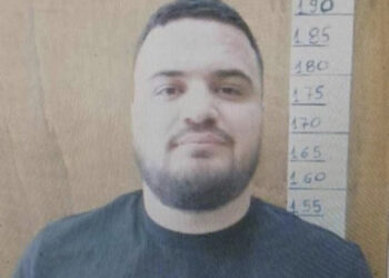 I buzëqeshur dhe i qetë/ Publikohet për herë të parë fotoja e Laert Haxhiut brenda burgut grek