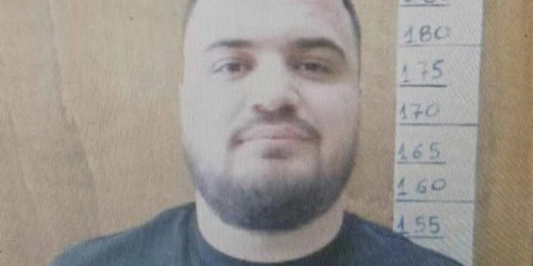 I buzëqeshur dhe i qetë/ Publikohet për herë të parë fotoja e Laert Haxhiut brenda burgut grek