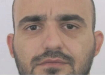 Dyshohet se do kryente grabitje në Athinë, arrestohet shqiptari me pistoletë gati për veprim