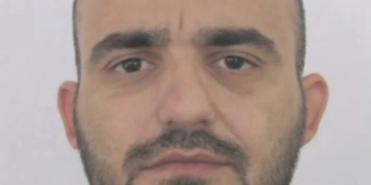 Dyshohet se do kryente grabitje në Athinë, arrestohet shqiptari me pistoletë gati për veprim