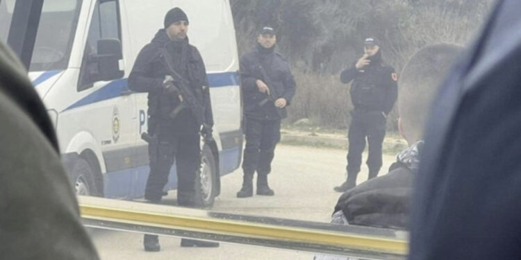 VIDEO/ Fredi Beleri i rrethuar nga forca të shumta policie në varrimin e gjyshes