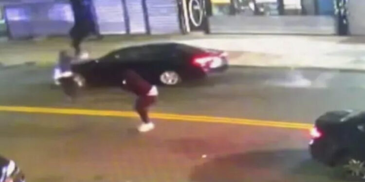 VIDEO/ Momenti kur tre të armatosur i zënë pritë dhe vrasin një 28 vjeçare në Nju Jork