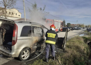 Shkrumbohet nga flakët makina në Fier, shpëton shoferi