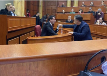 VIDEO/ Opozita i çon prangat mbi tavolinë Erion Veliajt