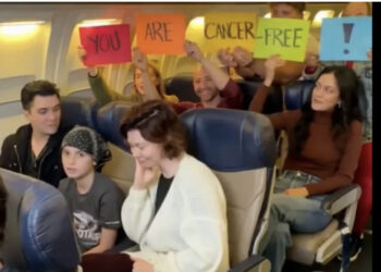 Nëna nuk i mban dot lotët/ Piloti i njofton gjatë fluturimit një 10-vjeçari se është shëruar nga kanceri