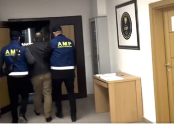 “Merrte 1000-2000 lekë”, momenti i arrestimit të mjekut që lëshonte raporte false për policët