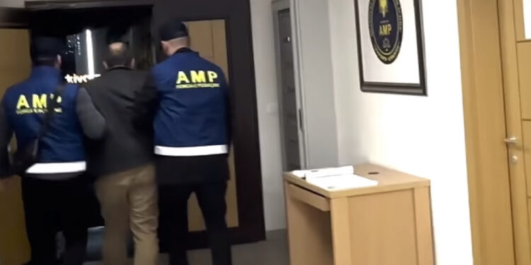“Merrte 1000-2000 lekë”, momenti i arrestimit të mjekut që lëshonte raporte false për policët