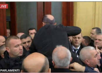 Pritë në derën e Parlamentit, Dash Sula tenton të kalojë sipër Gardës: Mos u ngopshi